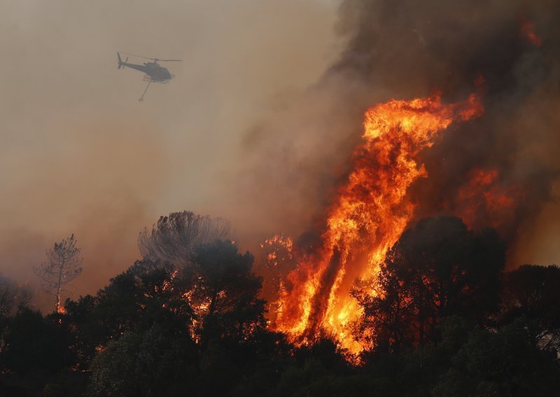 [FOTO] Požar kod Saint Tropeza ne posustaje: Tisuće ljudi evakuirane, poginule dvije osobe