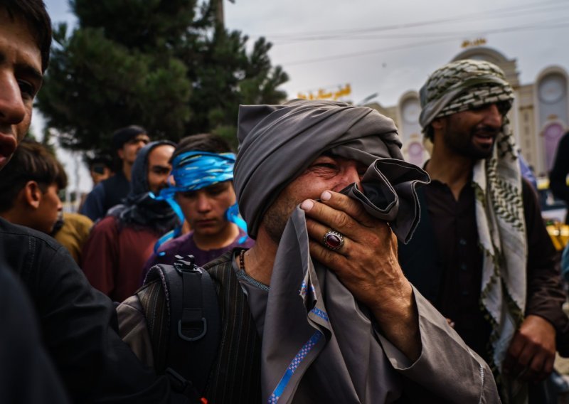 [FOTO/VIDEO] Kaotične scene kod aerodroma u Kabulu: Stotine kampiraju i nadaju se evakuaciji, talibani pucali u zrak