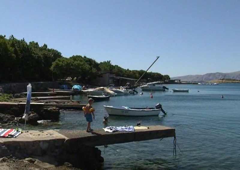 Postavljen znak zabrane za kupanje na plaži u Klenovici, problem su septičke jame