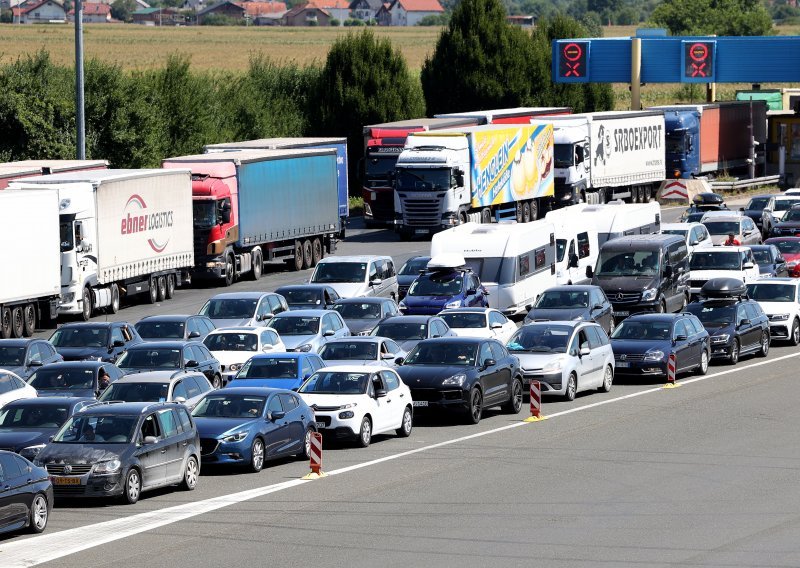 [VIDEO/FOTO] Stvara se gužva na Bregani: Kolona automobila na izlasku iz Hrvatske duga oko jedan kilometar