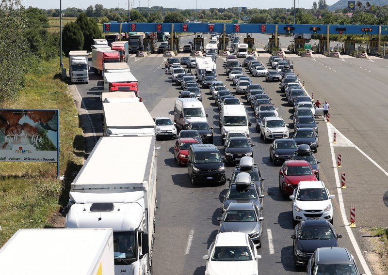 Gužve na autocestama i graničnim prijelazima, zbog nesreće kod Vrpolja kolona duga dva kilometra