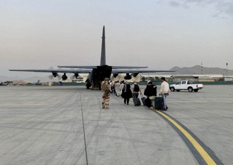 'Talibani će se držati svoje riječi' i dati stranim silama punu podršku pri evakuaciji iz zračne luke u Kabulu, odlazak će dopustiti i Afganistancima