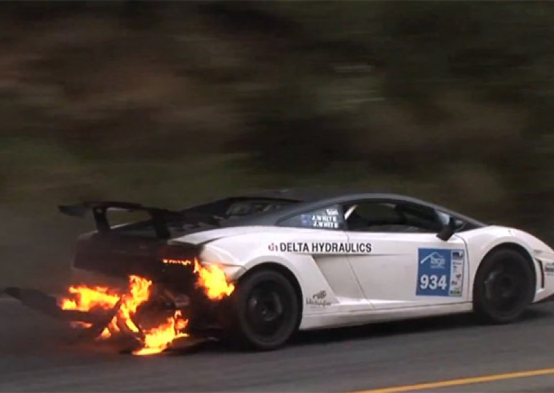 Pogledajte kako se utrka osvaja zapaljenim automobilom