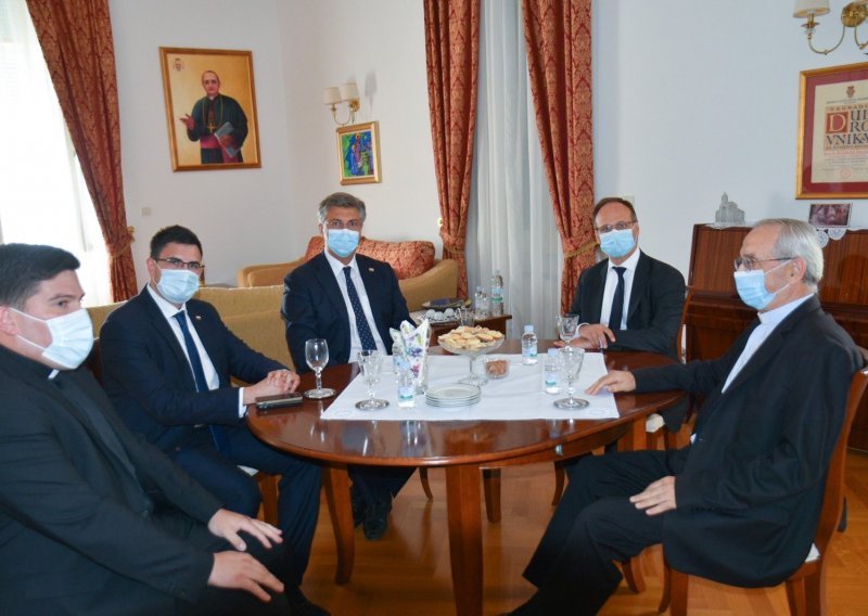 Plenković posjetio predsjednika Hrvatske biskupske konferencije; pričali su o cjepivu, turizmu i suradnji Vlade i Katoličke crkve