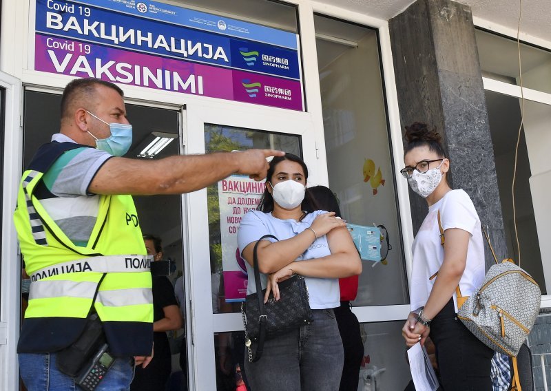 Makedonci uveli obvezne covid-potvrde, šoping centri i kafići se ispraznili: Građani navalili na liječnike, traže potvrde da se ne mogu cijepiti, a radi i crno tržište
