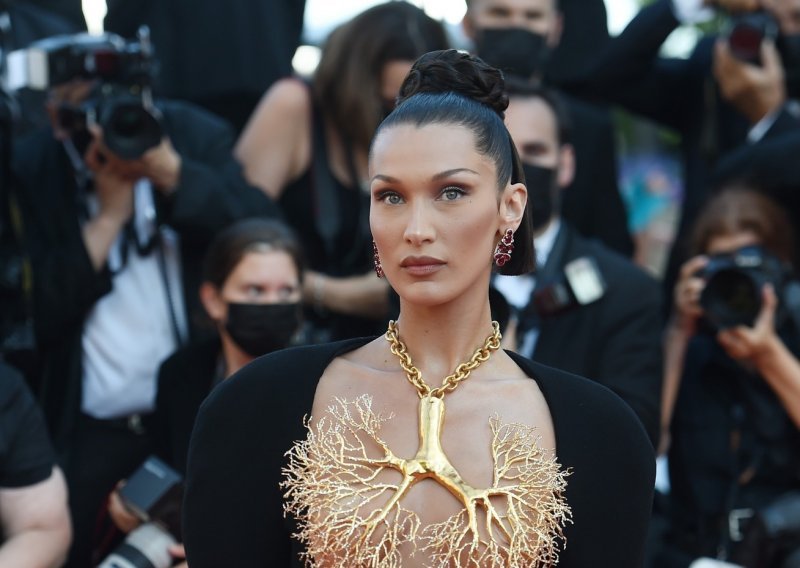 Zbog ove haljine s crvenog tepiha Bella Hadid i danas osjeća sram: 'To nisam bila ja'