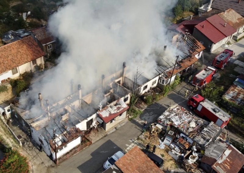 [VIDEO/FOTO] Požar u Sarajevu progutao cijeli stambeni kompleks, pogledajte snimke iz zraka