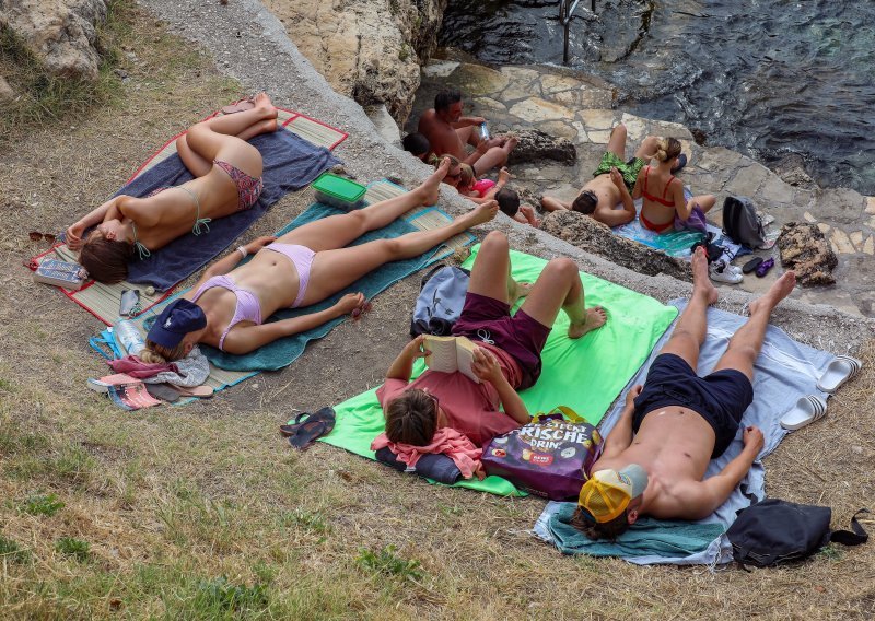 Neustrašivi, buntovni i sumnjičavi, prepušteni sami sebi: Vlast je na mlade u kampanji za cijepljenje gotovo zaboravila