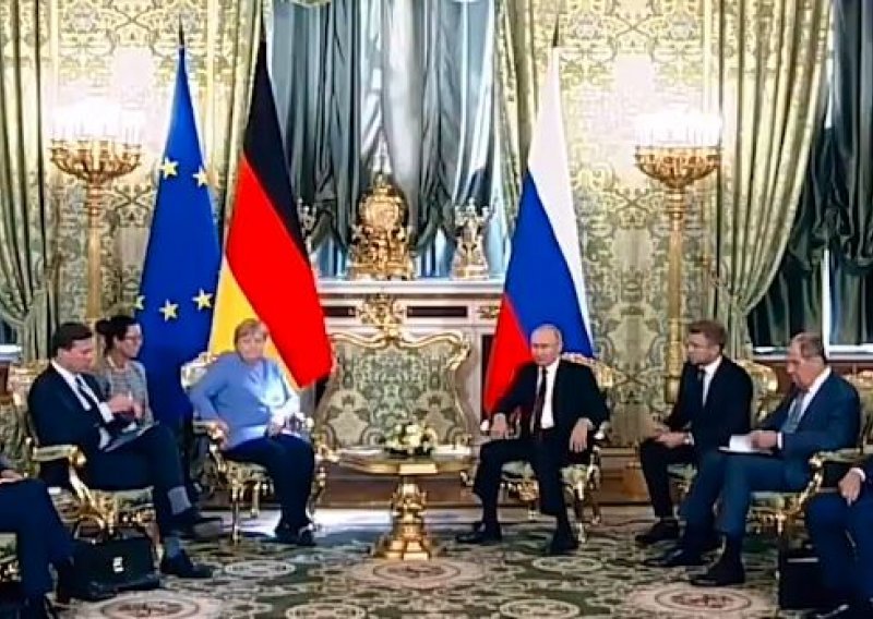 Neugodna scena na susretu Angele Merkel i Vladimira Putina