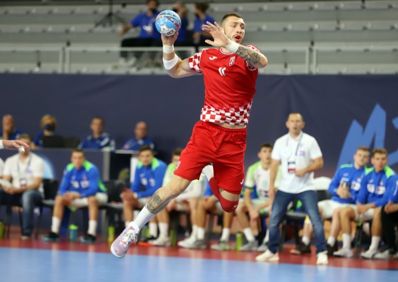 [FOTO] Mladi hrvatski rukometaši stigli u finale Eura, a poznato je i s kim će se boriti za naslov prvaka Europe nakon što su u polufinalu izbacili Sloveniju