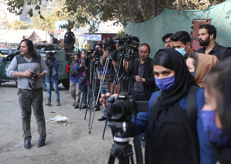 Međunarodna novinarska federacija zatrpana zahtjevima za pomoć afganistanskim novinarima