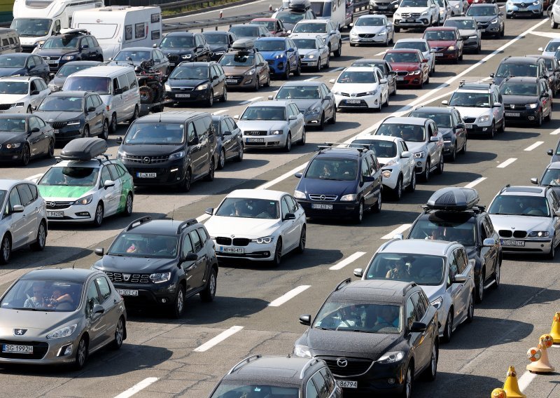 Gužve na graničnim prijelazima i višesatna čekanja na ulazu i izlazu iz Hrvatske