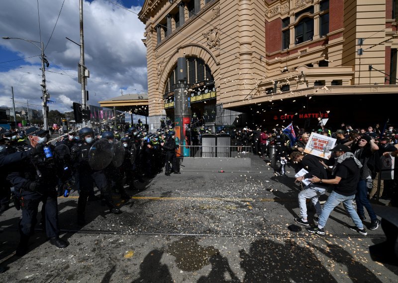 [FOTO/VIDEO] Žestoki sukobi na anti-lockdown prosvjedima u Australiji: Stotine prosvjednika uhićeno, sedam policajaca završilo u bolnici