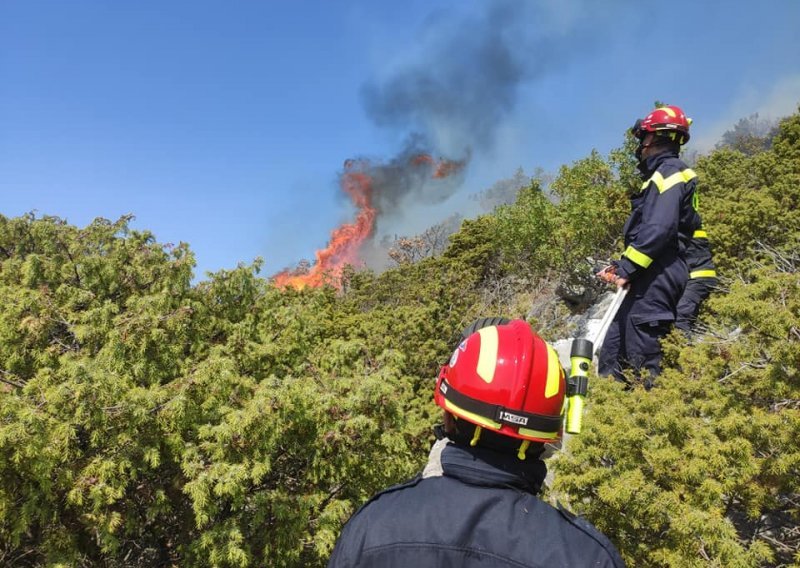 [FOTO] Požar na Biokovu konačno lokaliziran: Gasilo ga šest protupožarnih zrakoplova i sve raspoložive snage s makarskog područja, u pomoć stigli vatrogasci iz Omiša i Vrgorca