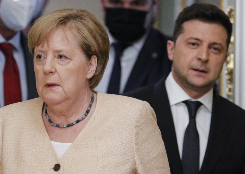 Zelenski Merkel: Sjeverni tok 2 je rusko 'opasno geopolitičko oružje'