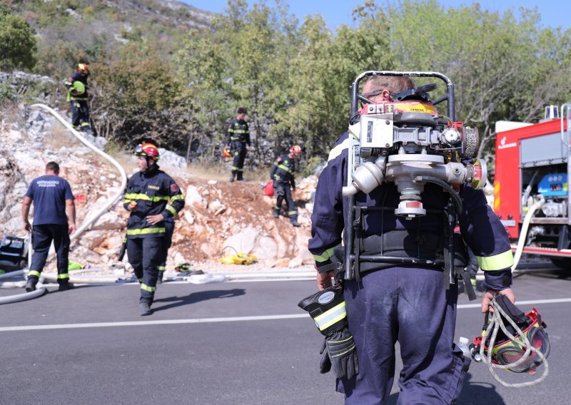 U gašenju požara kod Kostanja ozlijeđen vatrogasac, Biokovo pod nadzorom