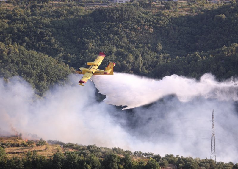 [FOTO] Planuo veliki požar kod Omiša: Sve jedinice sa omiškog područja pohitale na teren, stigao i kanader