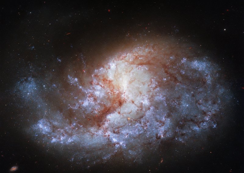 [FOTO] Hubble je snimio veličanstven prizor: Bacite pogled na spiralnu galaksiju do koje zemaljska svjetlost putuje 68 milijuna godina