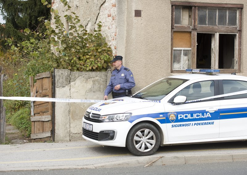 Vremešni vozač neoprezno izlazio s parkinga pa vozeći unatrag ozlijedio staricu na biciklu