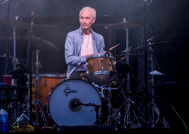 Preminuo Charlie Watts; brojni prijatelji opraštaju se od legendarnog bubnjara Rolling Stonesa