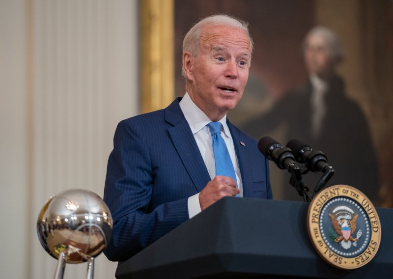 Biden kritizirao antivaksere, uvodi obavezno cijepljenje i paprene kazne za putnike bez maske