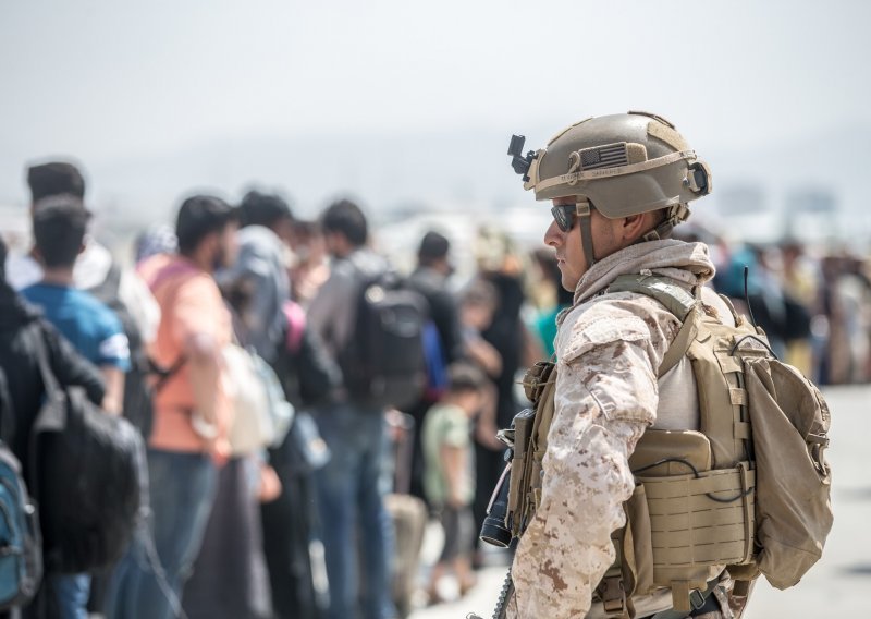 Američka vojska počela povlačenje iz zračne luke u Kabulu, Biden očekuje uskoro novi napad