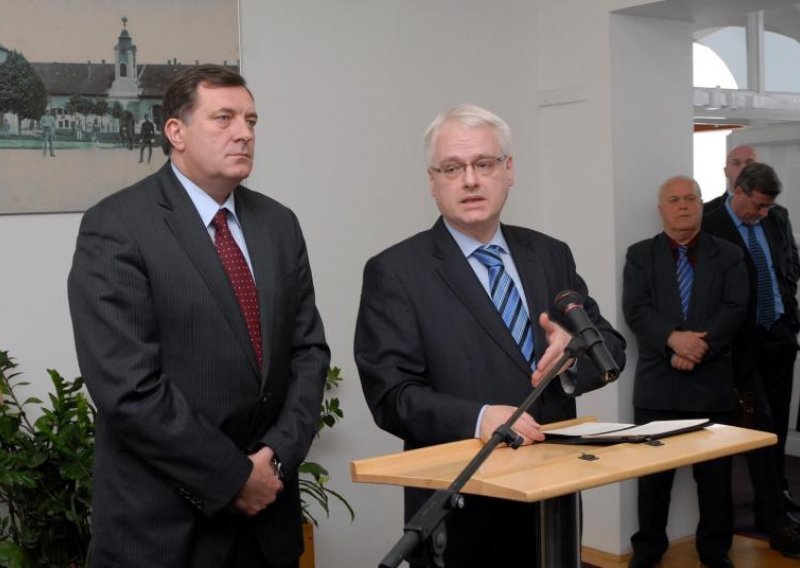 Josipović: Čestitike šaljem samo suverenim državama