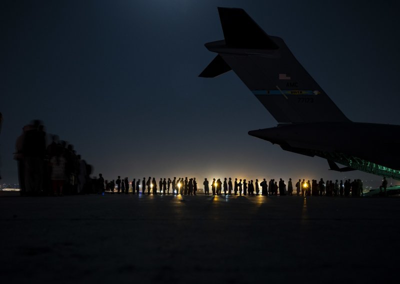 Dva mađarska vojna aviona vratila se iz Afganistana, evakuirano 500 mađarskih vojnika