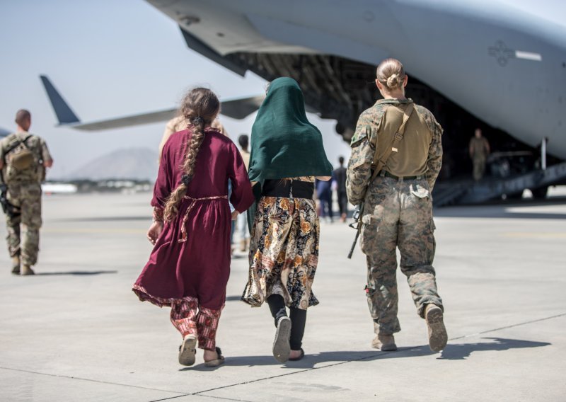[FOTO] Sve je manje vremena: Očajni Afganistanci traže evakuaciju iz Kabula, boje se brutalnosti talibana i odmazde