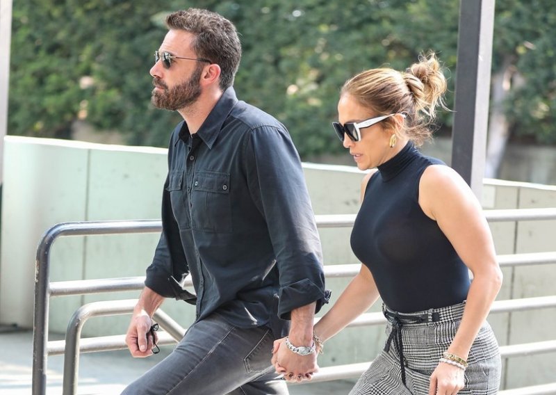 Jennifer Lopez i Ben Affleck svoju ljubav počeli iskazivati i modno: U usklađenim izdanjima prošetali ulicama Los Angelesa