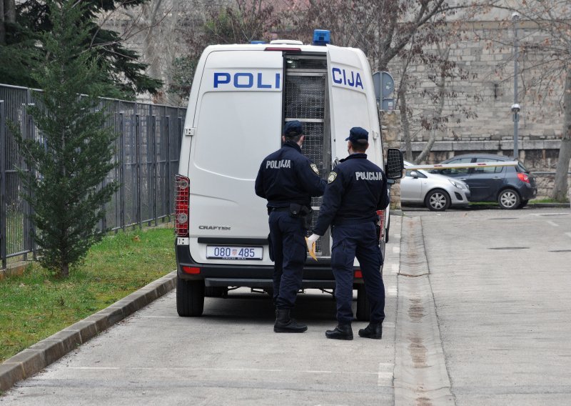 Splitska policija u središtu grada uoči utakmice na Poljudu privela 16 osoba s palicama za napad