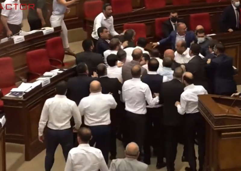 [VIDEO] Kaos u armenskom parlamentu: Zastupnici bacali predmete jedni na druge, a na kraju se i potukli