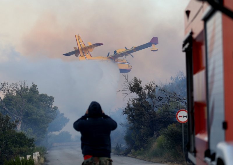 [VIDEO, FOTO] Od ponoći borba s vatrom na šibenskom području: Požar zatvorio magistralu, isključen i dalekovod. Na terenu 57 vatrogasaca i dva kanadera