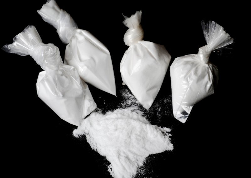 Kod dilera pronađena dva kilograma amfetamina i pola kila kokaina