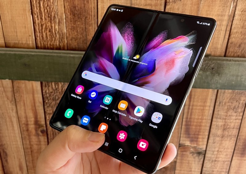 [FOTO] Avangardni hibrid za tehno sladokusce: Isprobali smo Samsung Galaxy Z Fold3 5G