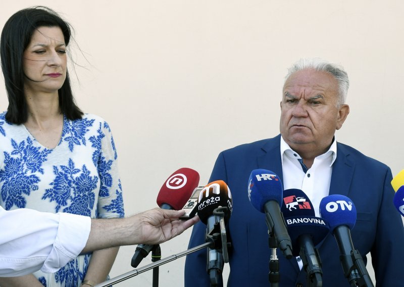 Bivši gradonačelnik Petrinje Dumbović odgovorio na optužbe, pa napao svoju nasljednicu: Ja sam joj svakonoćna opsesija. Ona već tri mjeseca ništa ne radi, nego kopa