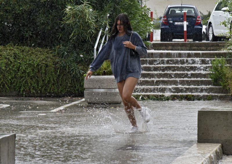 [FOTO/VIDEO] Žestoki pljusak zaustavio promet u dijelovima Splita