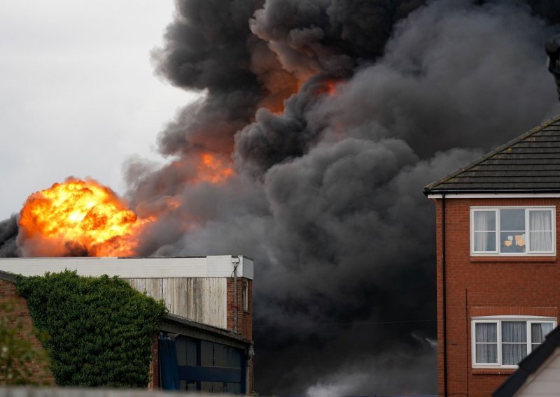 [FOTO] Snažna eksplozija odjeknula engleskim gradićem, širi se crni gusti dim, stanovnici evakuirani