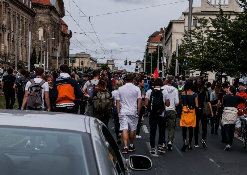Nekoliko tisuća Nijemaca izišlo na ulice, prosvjeduju protiv epidemioloških mjera