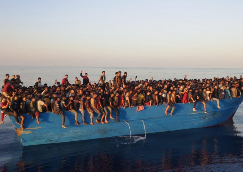 Više od 500 migranata stiglo na Lampedusu: To je jedno od najvećih iskrcavanja u posljednje vrijeme