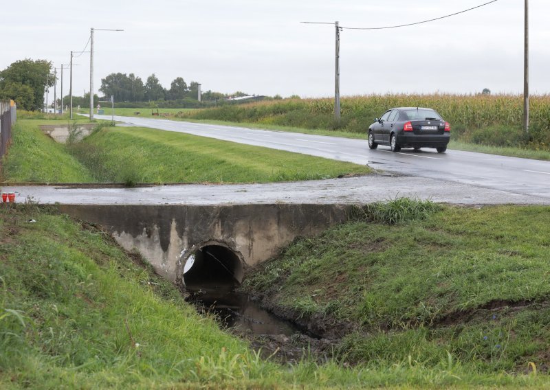 [VIDEO/FOTO] Stravična nesreća u Vladislavcima; automobil udario u betonski most, djevojka na mjestu poginula, policija traži svjedoke