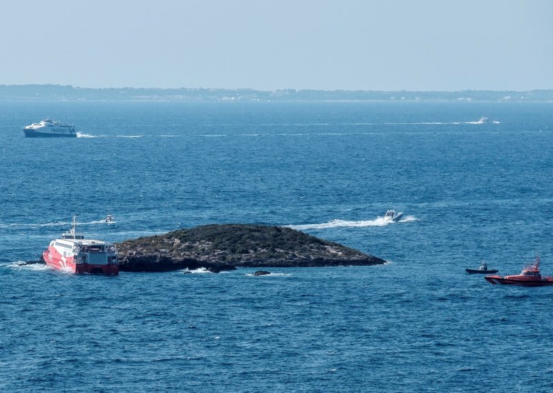 U nasukavanju katamarana blizu Ibize 12 ozlijeđenih, teže ozlijeđeni desetogodišnji dječak hitno prevezen helikopterom