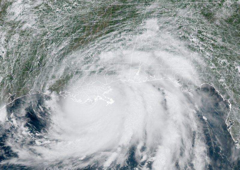 [UŽIVO/FOTO/VIDEO] Uragan Ida pogodio SAD, očekuje se da će biti jači od Katrine koja je opustošila New Orleans, pogledajte vjetrove od 250 km/h koji nose sve pred sobom