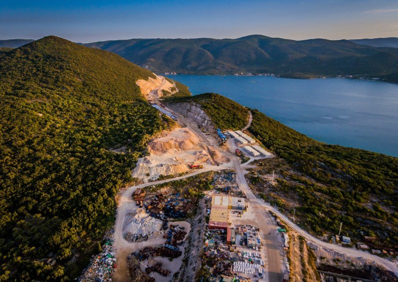 [FOTO/VIDEO] Pelješki most je spojen. Pogledajte kako napreduju radovi na pristupnim cestama i spajanju južne Dalmacije