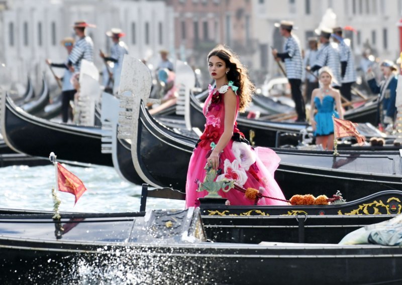 Spektakularan show Dolce&Gabbane u Veneciji: Manekenke su na reviju pristizale u gondolama, a u publici nema tko nije bio