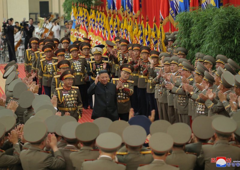 Sjeverna Koreja tijekom noći vjerojatno je održala vojnu paradu