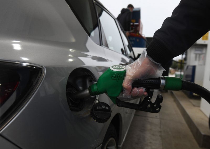 Novi udar po džepu vozača; od utorka se mijenjaju cijene goriva, jedno će biti jeftinije, druga dva rastu