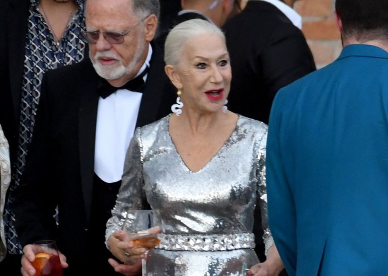 Blještavo izdanje: Helen Mirren i sa 76 godina prkosi uvriježenim modnim pravilima