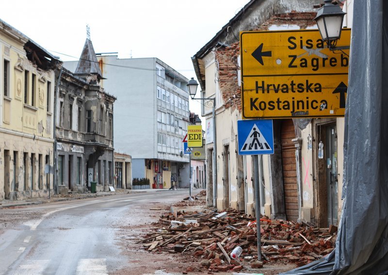 Raspetljavamo priču o tome što je obnovljeno na Banovini: Vlada kaže da je obnovljeno 400 kuća, sisačka gradonačelnica tvrdi - niti jedna. Evo kako doista stoje stvari