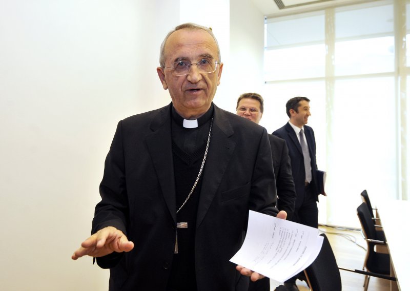 Nadbiskup Puljić: Oni koji prihvate krive nauke sami se isključuju iz Crkve